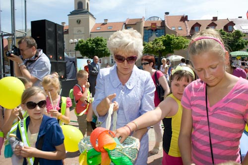 z-ca Prezydenta Mirosława Kluczek rozdaje cukierki dzieciom