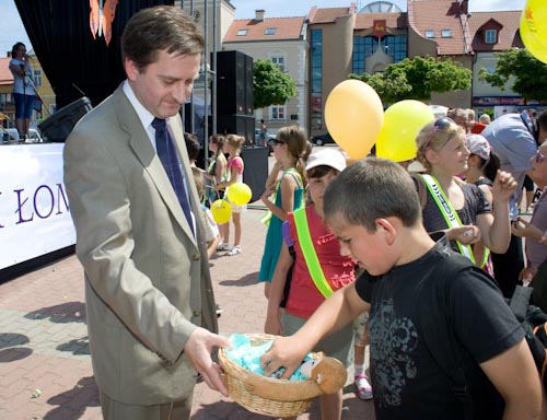 również z-ca Prezydenta Beniamin Dobosz częstował dzieci cukierkami