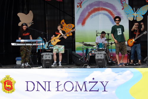 koncert muzyki reggae w wykonaniu zespołu RAGGAFAYA