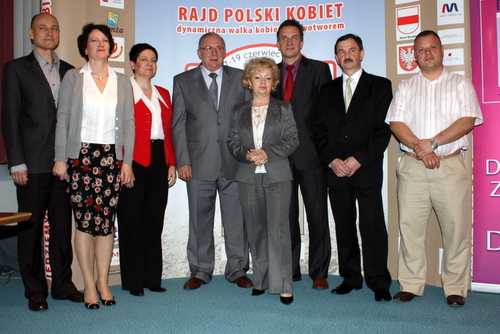 uczestnicy konferencji prasowej dotyczącej I edycji Rajdu Polski Kobiet, która odbyła się 29 kwietnia 2011 r. w sali konferencyjnej Urzędu Miejskiego w Łomży