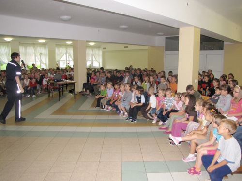 spotkanie uczniów Szkoły Podstawowej nr 10 z policjantką