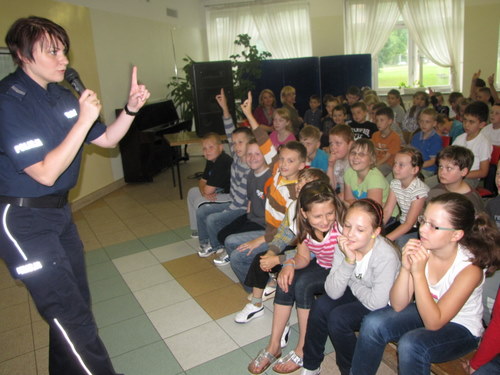 spotkanie uczniów Szkoły Podstawowej nr 10 z policjantką