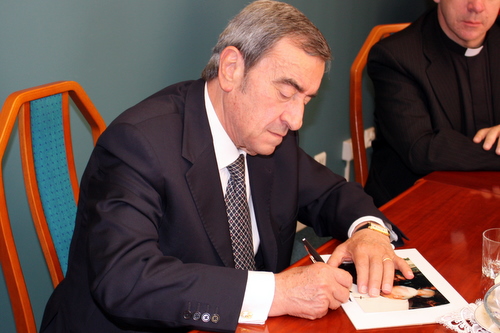 Arturo Mari podpisuje zdjęcie, wykonane przez siebie przed 14 laty