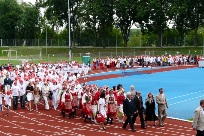 korowód na stadionie miejskim w Łomży