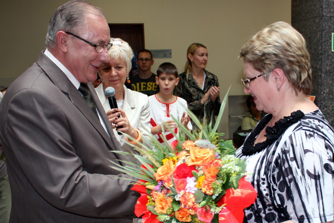 opiekunki przebywających w Łomży dzieci otrzymały od Prezydenta Miasta bukiety kwiatów