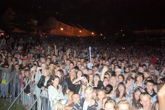 na koncert wieczoru przyszło prawdopodobnie kilkanaście tysięcy ludzi