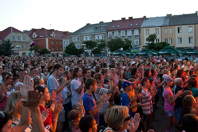 Łomżyńskie Wieczory Kabaretowe. Stary Rynek, 5 sierpnia 2011r. występ Kabaretu Limo. - fot. Jacek Babiel