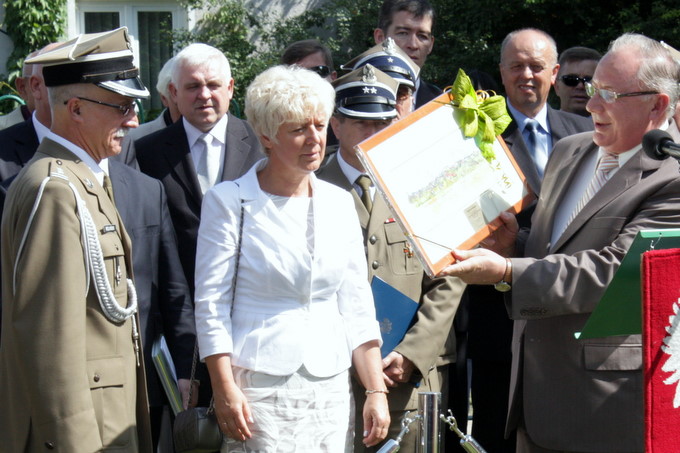 Prezydent Mieczysław Czerniawski wraz z Wiceprezydent Mirosławą Kluczek wręczył ppłk Piotrowi Wolańskiemu obraz przestawiający panoramę Łomży