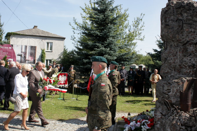 w imieniu mieszkańców Łomży kwiaty pod pomnikiem 33. Pułku Piechoty złożyli Prezydent Łomży Mieczysław Czerniawski i Wiceprezydent Mirosława Kluczek
