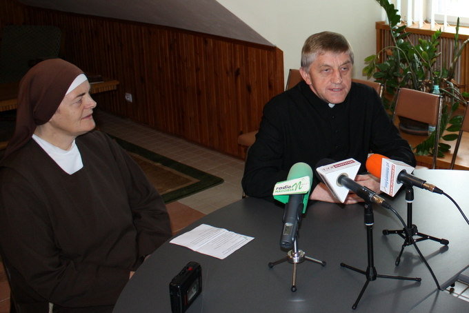 s. Noemi ze Zgromadzenia Sióstr Franciszkanek Służebnic Krzyża i ks. Andrzej Gałka, krajowy duszpasterz osób niewidomych