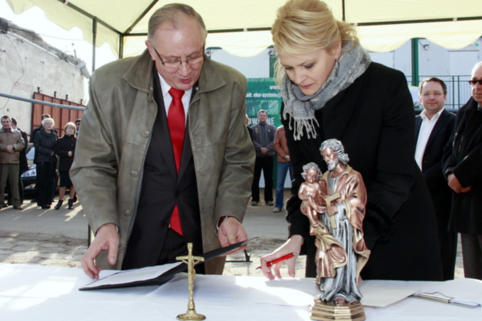 protokół przekazania terenów pod budowę dróg przez inwestora podpisali Prezydent Łomży Mieczysław Czerniawski i Prezes Zarządu Galerii Narew Mariola Wierzbowska