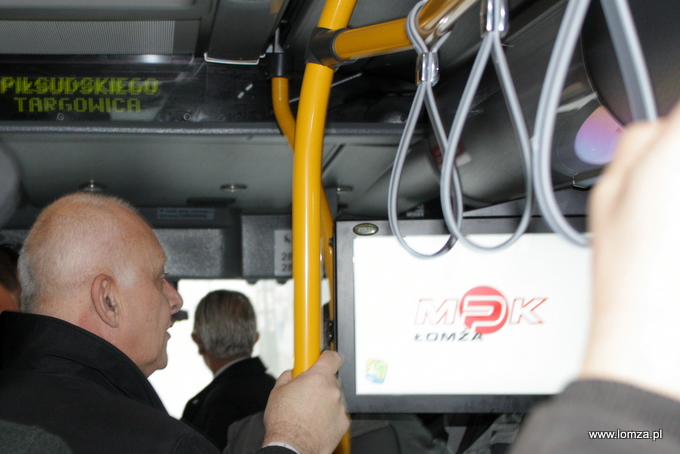 Marszałek Jarosław Dworzański w autokarze łomżyńskiego MPK