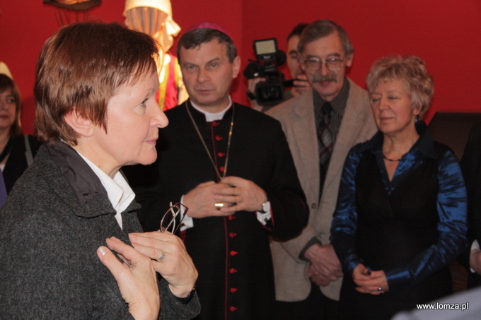 Po wystawowych salach oprowadzała gości Wiesława Pawlak, kustosz Muzeum