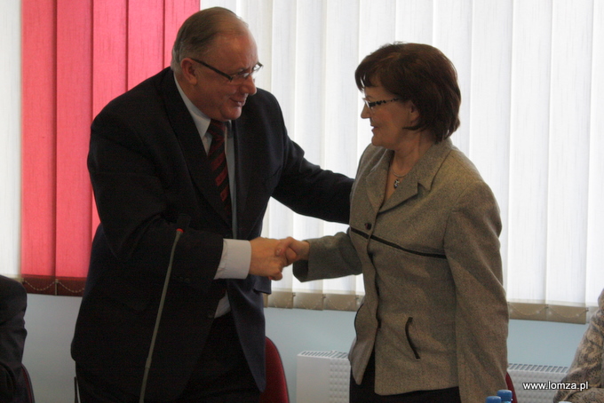 Prezydent Łomży Mieczysław Czerniawski gratuluje nowo wybranej Pani skarbnik