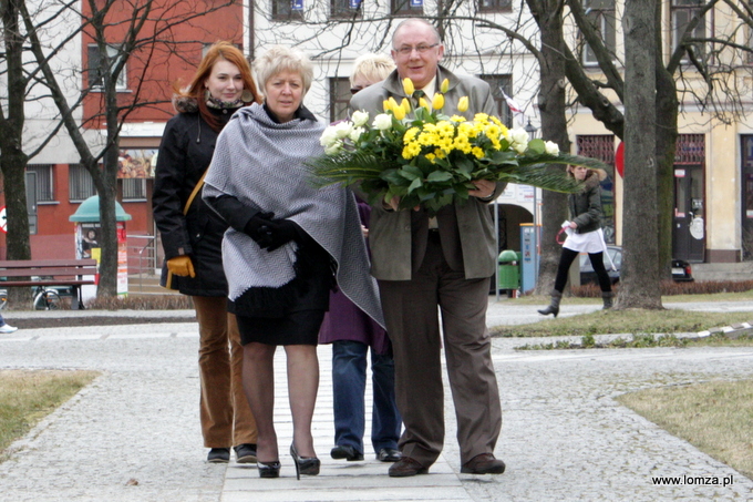 Prezydent Łomży Mieczysław Czerniawski, z-ca Prezydenta Mirosława Kluczek złożyli kwiaty i pod pomnikiem Papieża Jana Pawła II