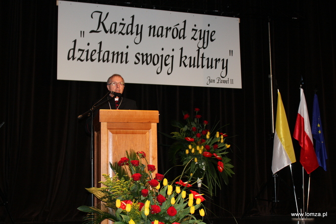 Biskup Łomżyński Janusz Stepnowski w nowej sali widowiskowej w Centrum Kultury przy Szkołach Katolickich