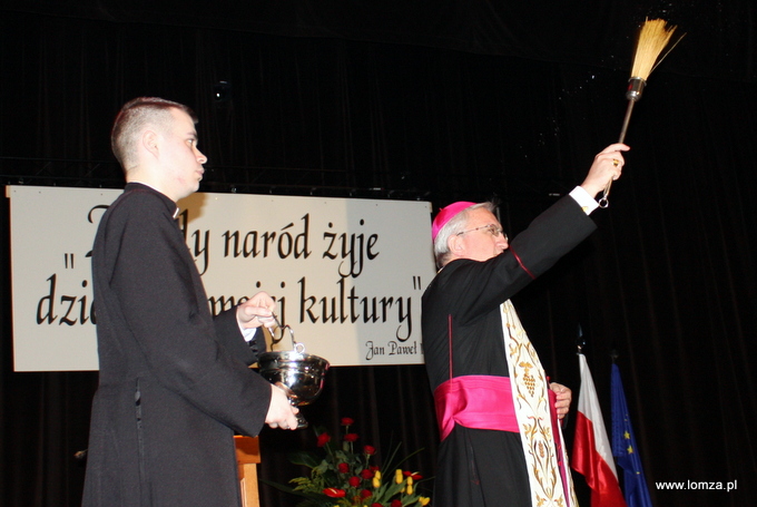 salę widowiskową w Centrum Kultury przy Szkołach Katolickich poświęcił Nuncjusz Apostolski Arcybiskup Celestino Migliore