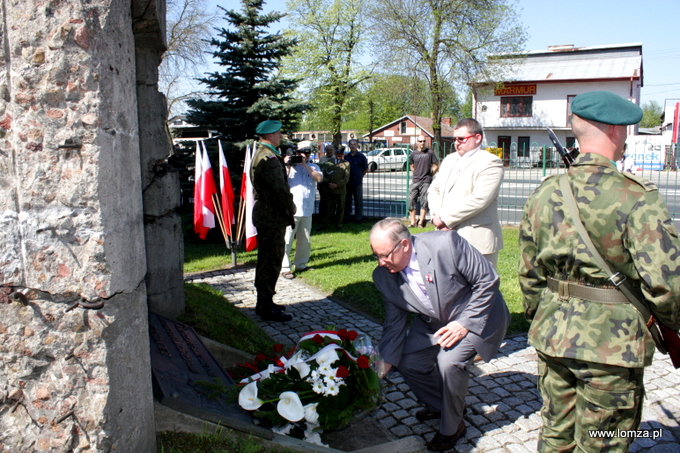 kwiaty od mieszkańców Łomży złożyli Prezydent Mieczysław Czerniawski i Przewodniczący Rady Maciej Borysewicz