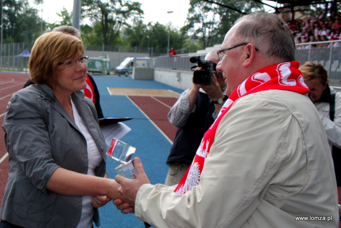 Laur Sportowy w kategorii "Sponsor" odbiera żona Jarosława Kuleszy, właściciela firmy Agro-Rolnik