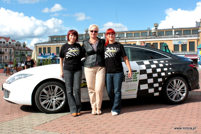 Ewa Żuryło i Urszula Korowicka z Racing Logistics, w środku Ewa Grygo, naczelnik Wydziału Kultury, Promocji i Sportu Urzędu Miejskiego w Łomży