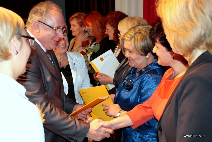 swoje nagrody pracownikom łomżyńskich szkół przyznał Prezydent Łomży Mieczysław Czerniawski