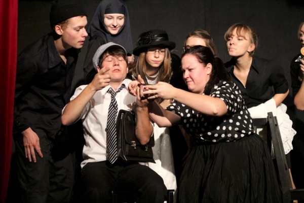 TEATR MNIEJSZA KAPRYS O TO