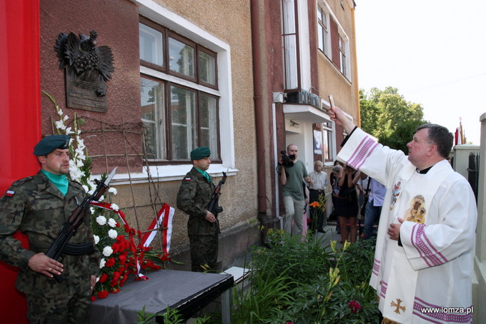 tablicę poświęcił proboszcz parafii katedralnej ks. dziekan Marian Mieczkowski 