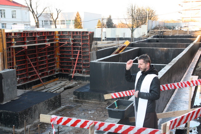 poświęcenie budowy przez O. Mirosława Ferenca, OFM Cap. 