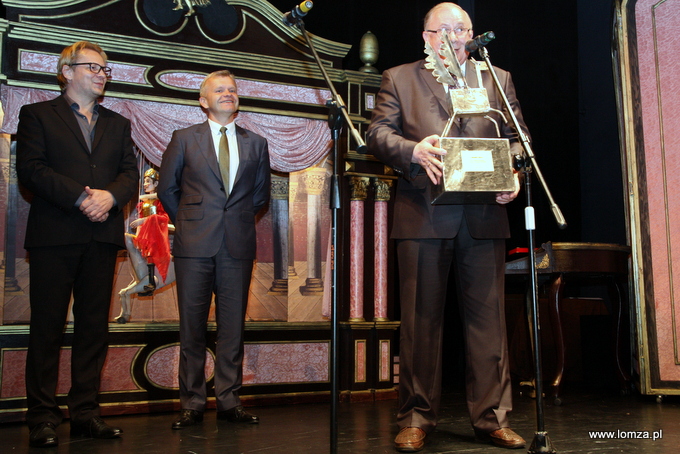 Prezydent Łomży Mieczysław Czerniawski prezentuje statuetkę za tegoroczne Grand Prix Festiwalu 