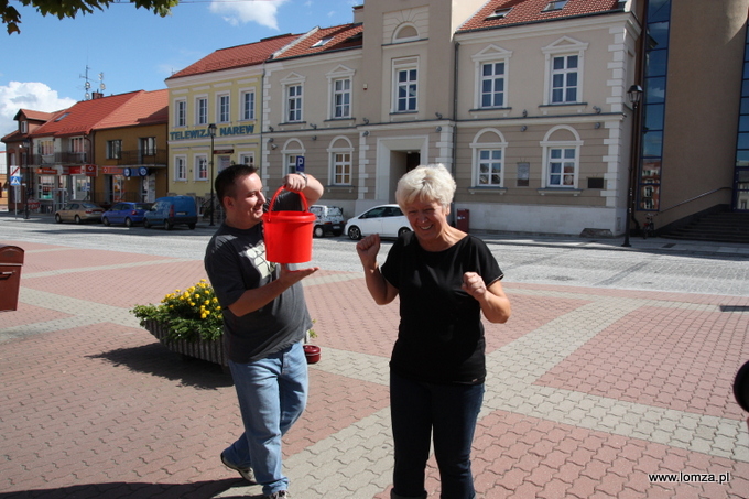 Wodą z lodem Panią Prezydent oblał Krzysztof Staniórski, dziennikarz Telewizji Narew