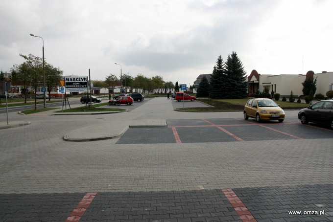 nowe parkingi przy cmentarzu na ulicy Przykoszarowej