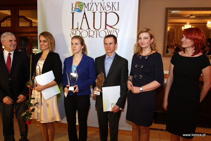 laureaci w kategorii "Sportowiec" Justyna Korytkowska, Magdalena Sikorska, Emil Dobrowolski w towarzystwie zastępcy Prezydenta Agnieszki Muzyk, Przewodniczącej Rady Bernadety Krynickiej oraz Dyrektora MOSiR-u Sławomira Grygo