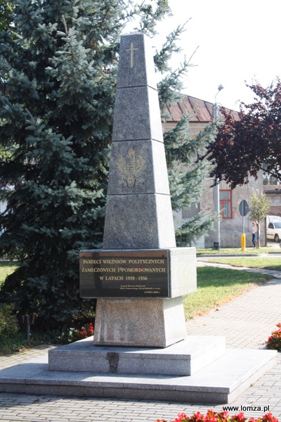 pomnik poświęcony „Pamięci więźniów politycznych zamęczonych i pomordowanych w latach 1939 – 1956”