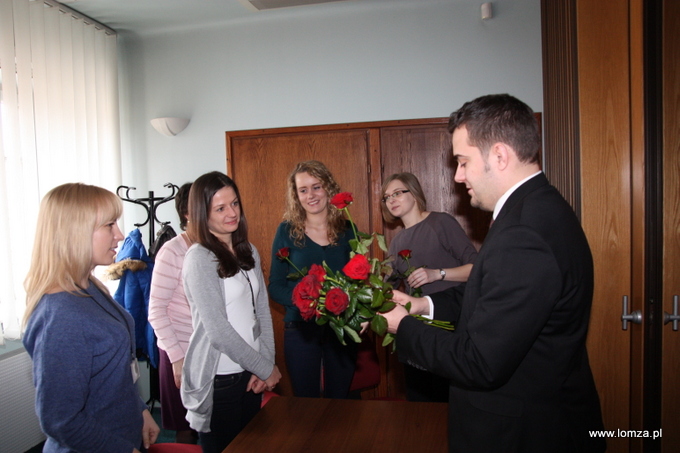 Prezydent Łomży wręcza symboliczne róże pracownicom UM.