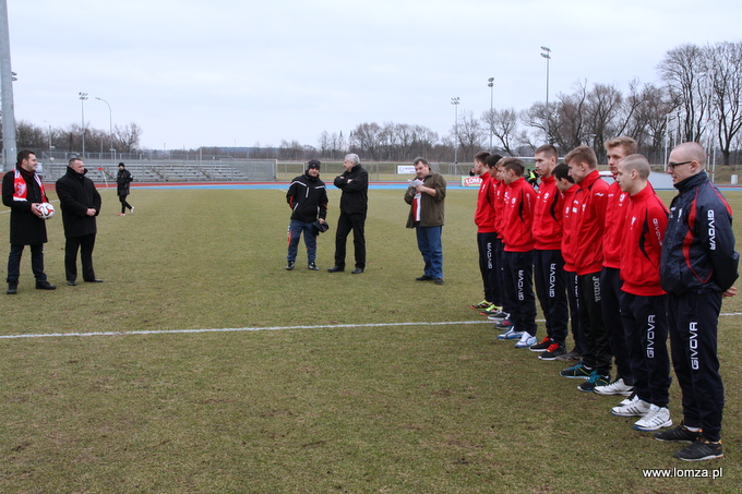 Prezydent Łomży przekazał sprzęt sportowy piłkarzom Łomżyńskiego Klubu Sportowego