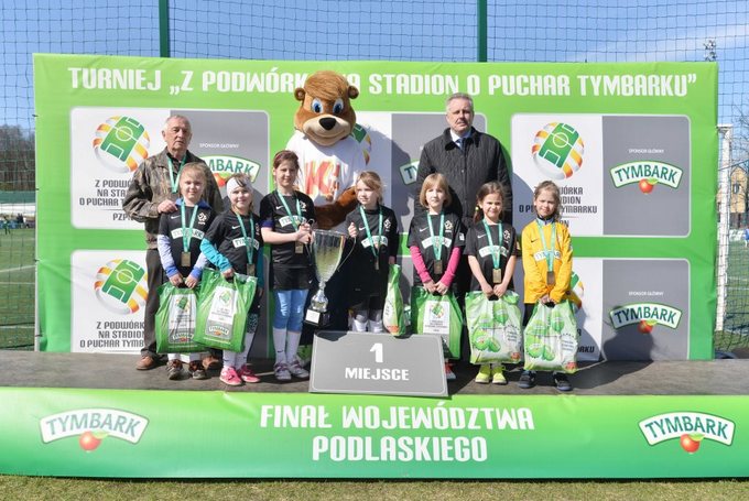 Zwycięska drużyna dziewczynek z Łomżyczki Łomża w kategorii U-8