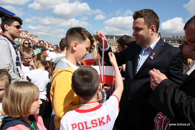 dekoracja uczestników Biegu z Biało-Czerwoną