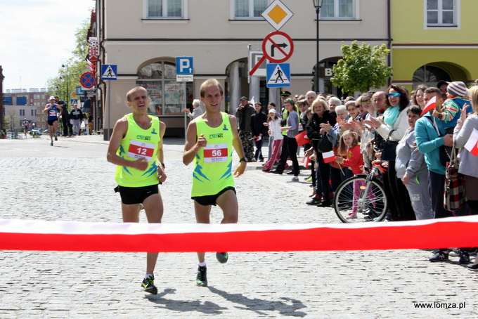 zwycięzcy Biegu Nadziei na 10 km zmierzają do mety