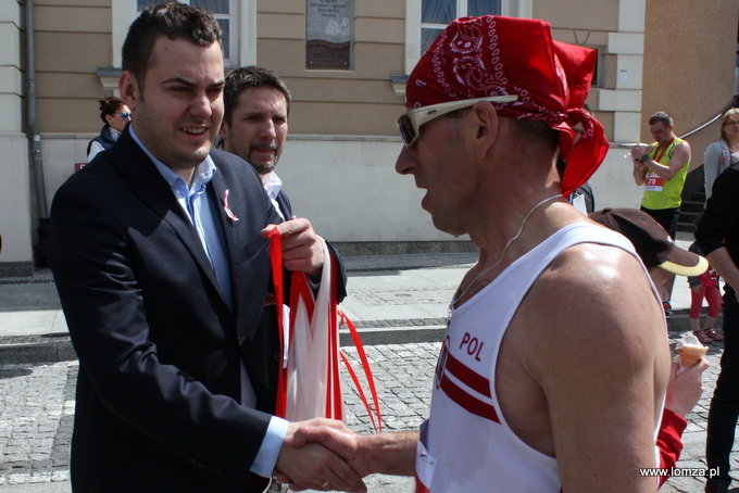 uczestnik Biegu Nadziei dekorowany pamiątkowym medalem przez Prezydenta Łomży