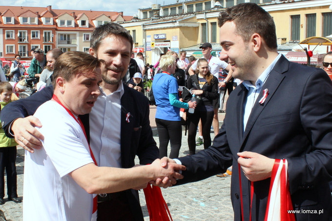 radny Andrzej Modzelewski odbiera gratulacje od Prezydenta Łomży Mariusza Chrzanowskiego i jego zastępcy Andrzeja Garlickiego