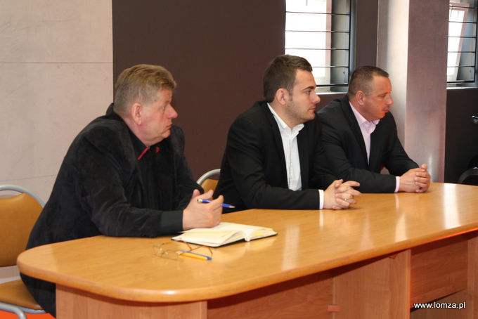 Prezydent Łomży - Mariusz Chrzanowski (w środku), doradca Prezydenta - Mariusz Giełgut (z prawej) oraz Henryk Piekarski, pracownik MPEC i przewodniczący KZ NSZZ "Solidarność"