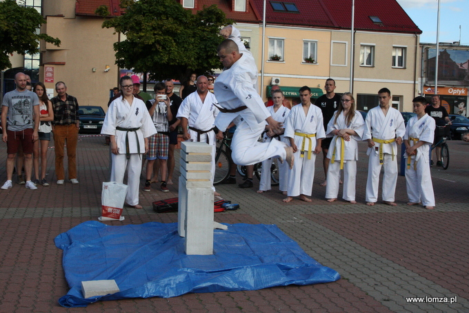 W efektownym wyskoku Marek Czech, instruktor z Łomżyńskiego Klubu Karate