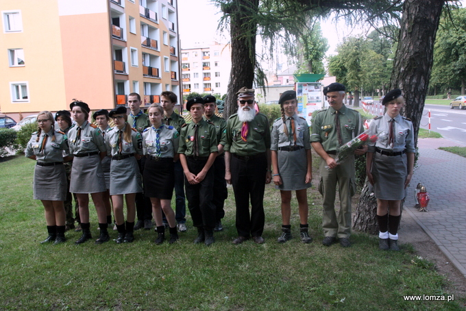 harcerze pod pomnikiem Pamięci Żołnierzy Armii Krajowej Obwodu Łomżyńskiego