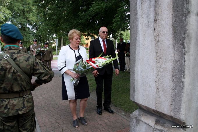 kwiaty składają Starosta Łomżyński Elżbieta Parzych i Wicestarosta Lech Szabłowski