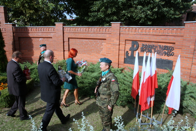 przedstawiciele władz miasta złożyli kwiaty w Dolinie Pamięci przy Sanktuarium Miłosierdzia Bożego