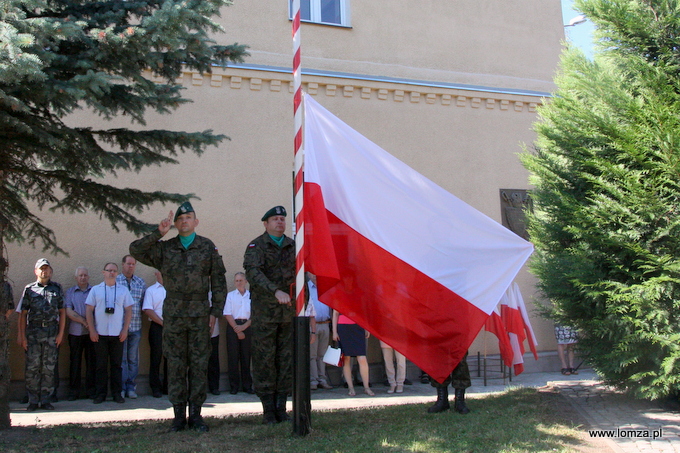 wciągnięcie flagi na maszt