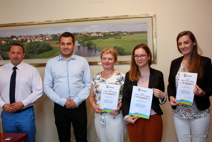 na zdjęciu: Doradca Prezydenta Mariusz Giełgut, Prezydent Łomży Mariusz Chrzanowski, Danuta Konopka ze sklepu "Bajka", Aneta Boryszewska z Przedszkola Montessori "Przystań", Marta Stefanów z Gabinetu Leczenia Bólu 