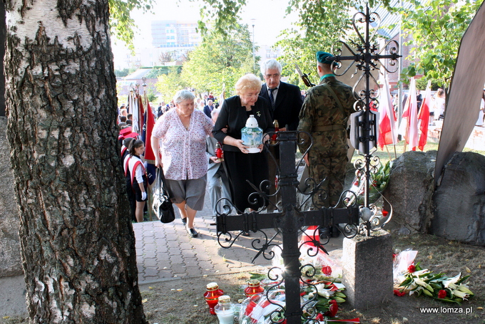 złożenie kwiatów i zapalenie zniczy pod Pomnikiem Zesłańców Sybiru 