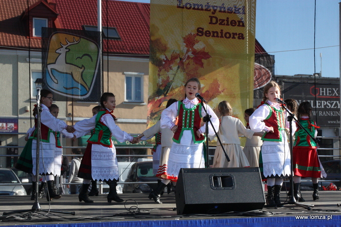 Dzieci z Zespołu Pieśni i Tańca "Łomża" prezentowały tańce z Kurpiowszczyzny i regionu lubelskiego