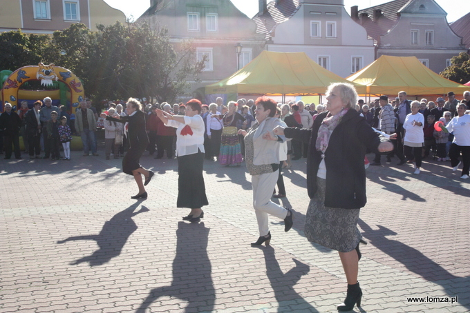 Seniorzy podczas zajęć fitness